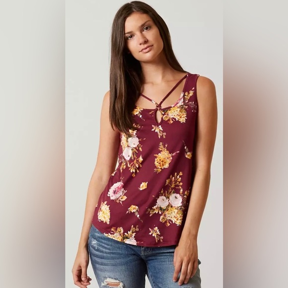 DAYTRIP by BUCKLE Red Floral Tank - Size: Medium ☀️ - Picture 1 of 5